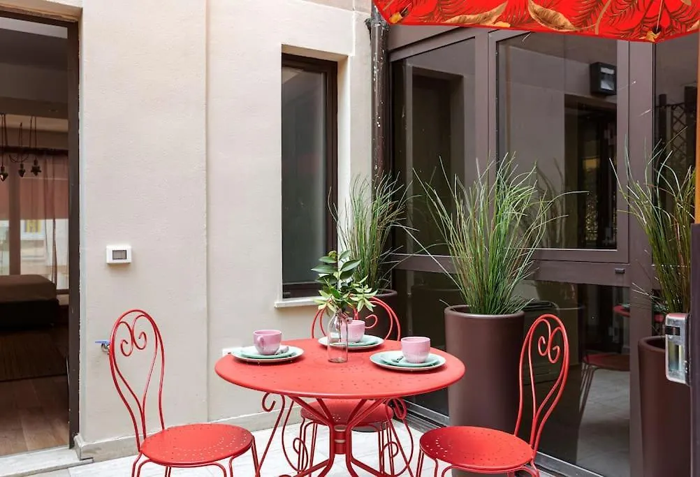 Amazing Apartment In Duomo Mediolan